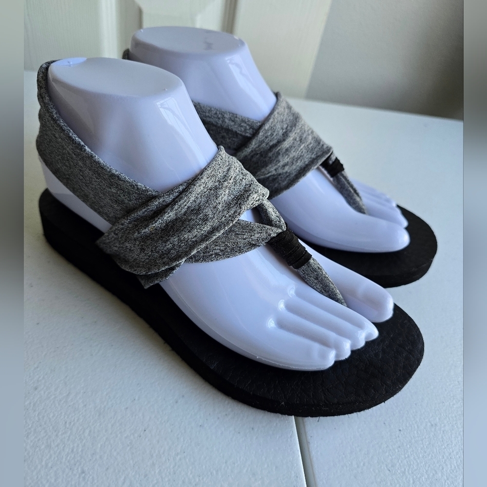 Skechers Yoga Foam Comfort Sandals Gray & Black Fabric Straps No size